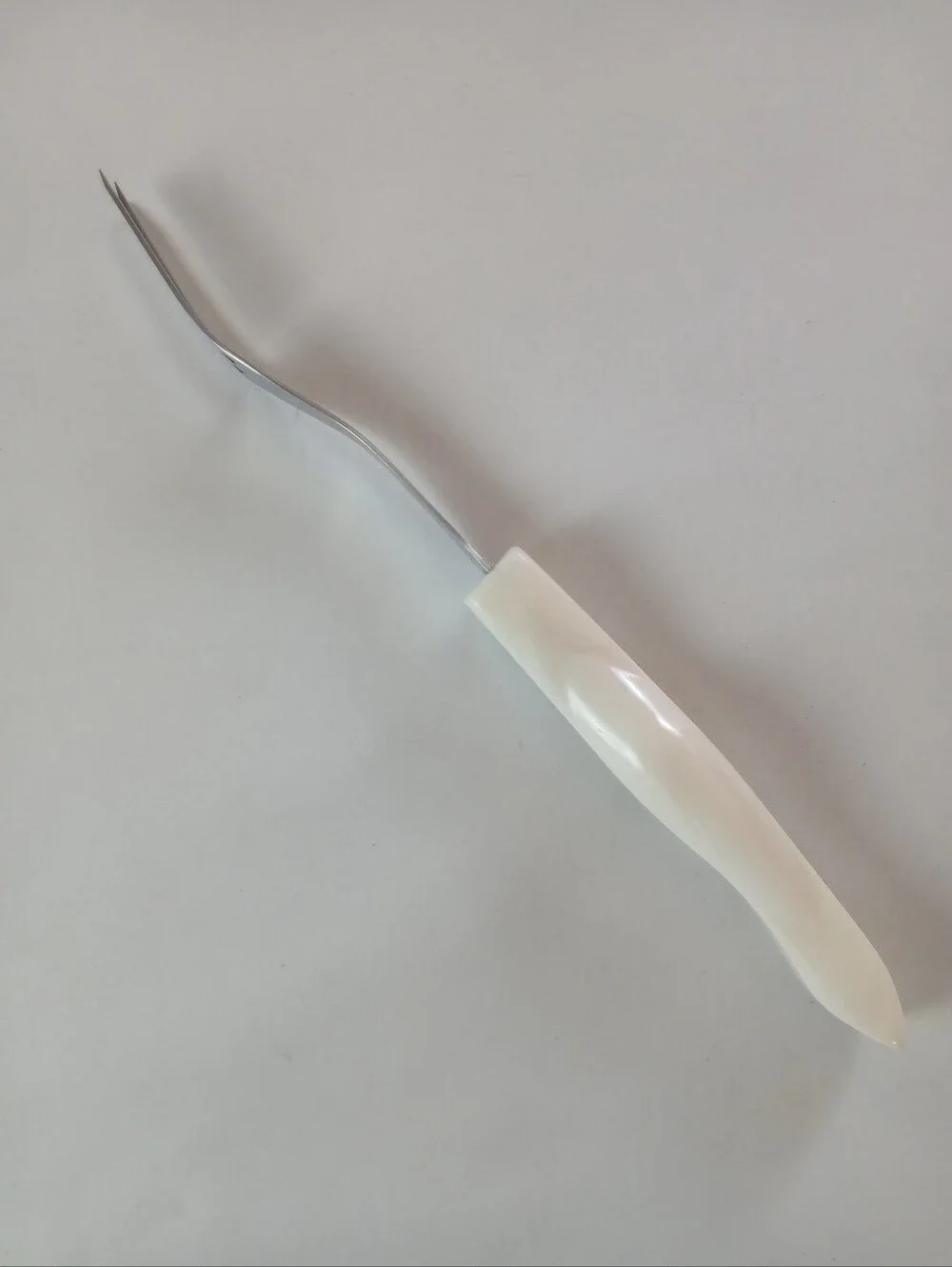 Cutco 1726 KG 3-Pronged Turning Fork With White Pearl Colored Handle